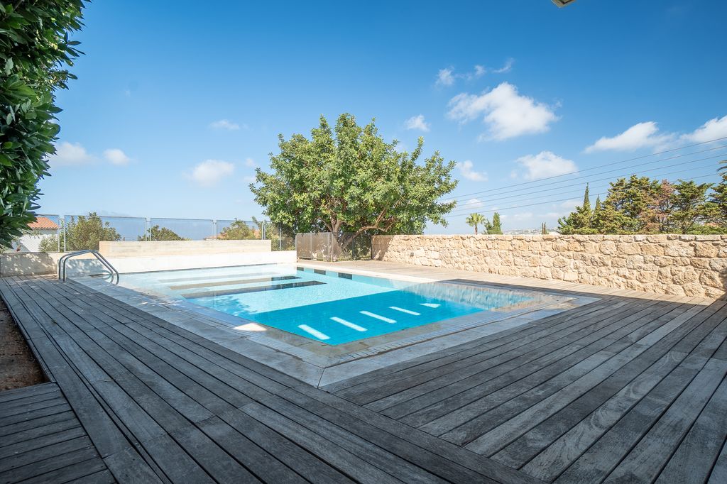 Property photo 2 of 79