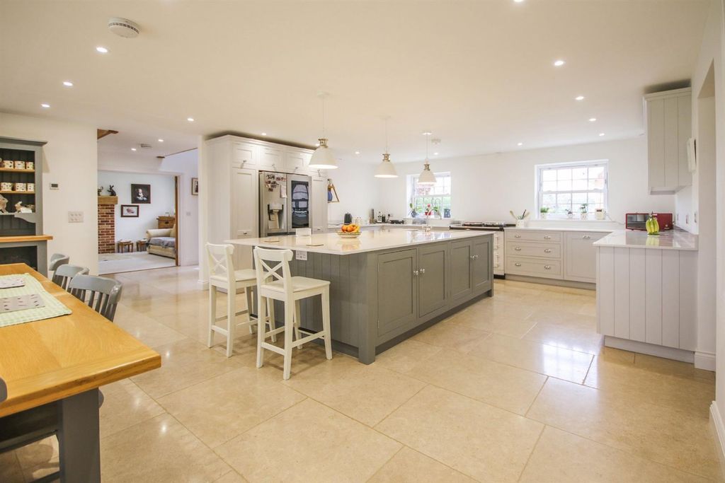 Property photo 3 of 31