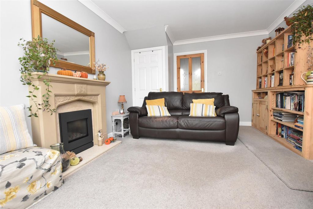 Property photo 3 of 17 Living Room