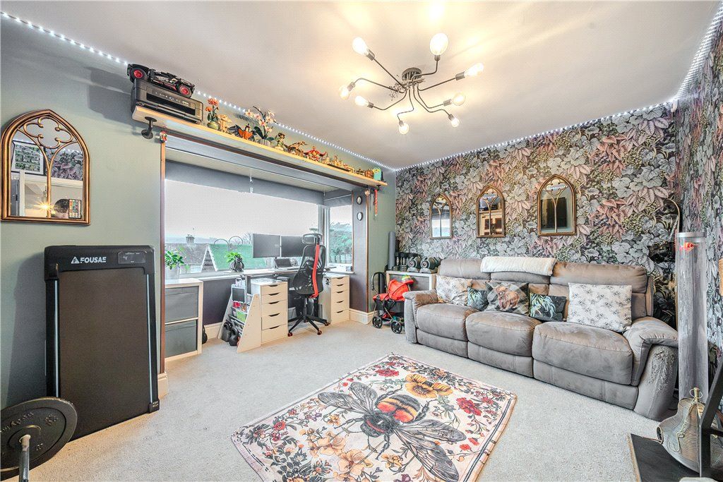 Property photo 3 of 17 Lounge