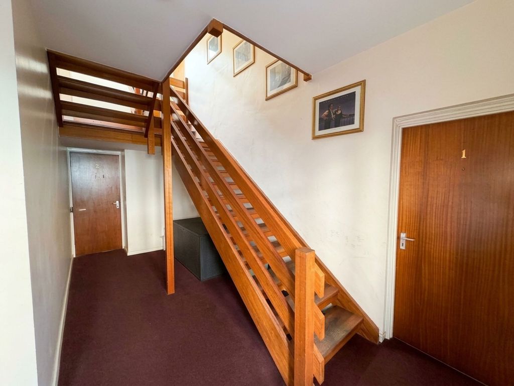 Property photo 2 of 19 Entrance Hall