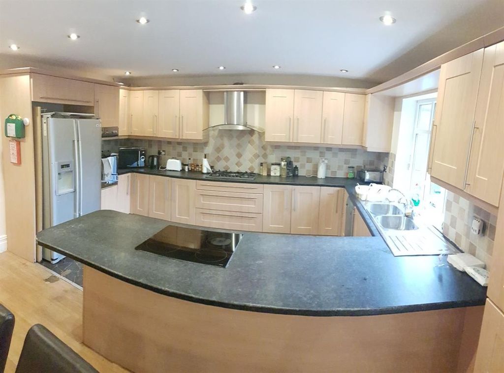 Property photo 3 of 14 Spacious Modern Kitchen With Wraparound Counter, i...