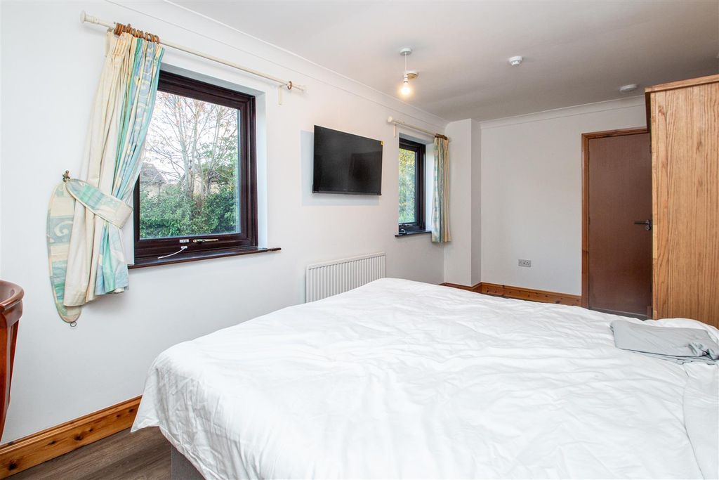 Property photo 3 of 11 First Floor Studios_29.Jpg