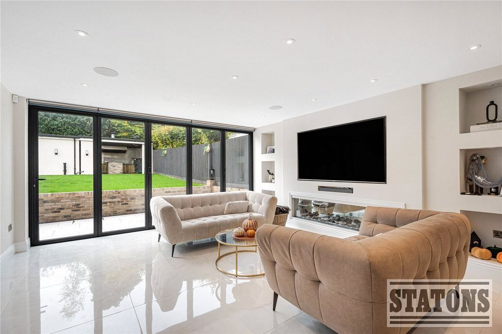 Property photo 3 of 24 Picture No. 01