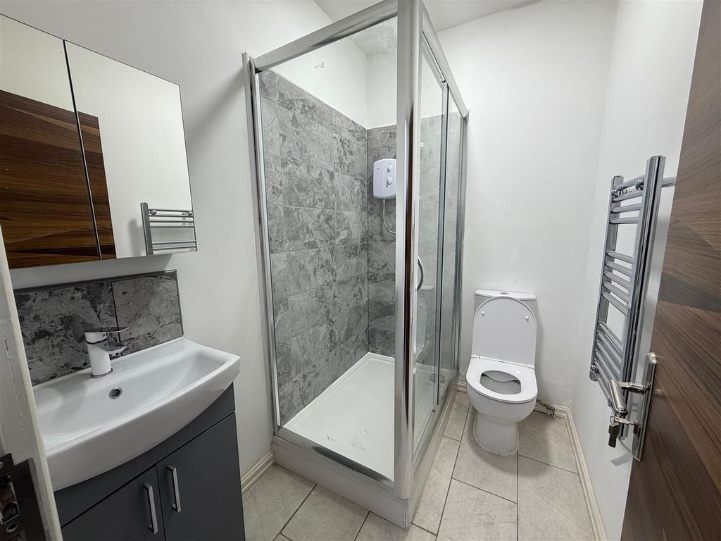 Property photo 3 of 7 Bathroom.Jpg