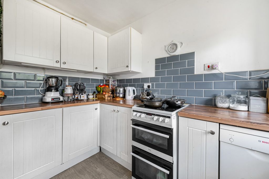 Property photo 3 of 19 Kitchen