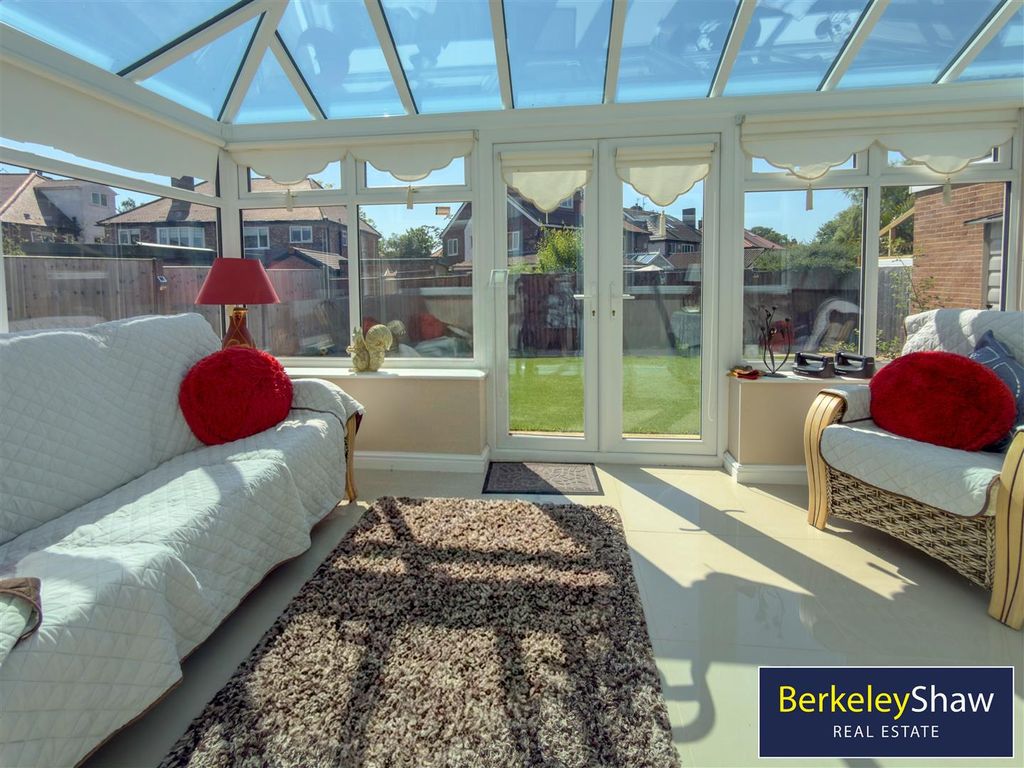 Property photo 3 of 19 Conservatory