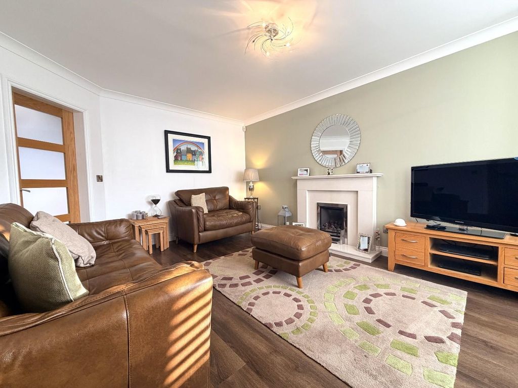 Property photo 3 of 37 Lounge