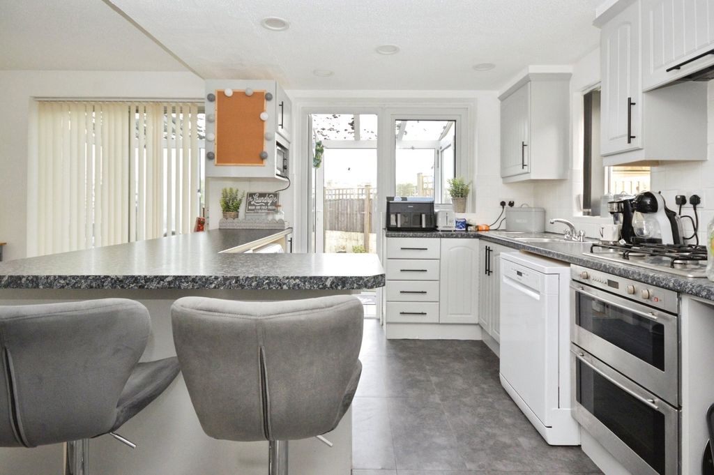 Property photo 3 of 12 3 - Picture No. 06