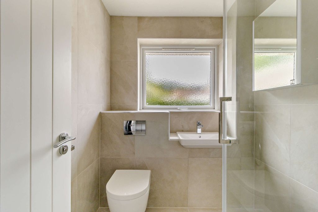 Property photo 3 of 11 8658980-Interior02-800