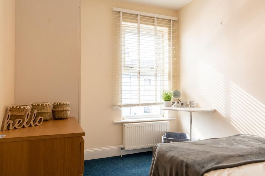 Property photo 2 of 7 A Bright And Inviting Double Bedroom Featuring Lar...