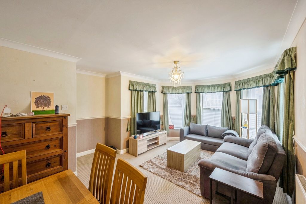 Property photo 2 of 11 Lounge