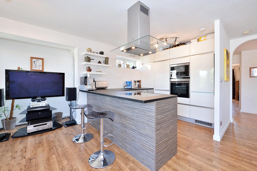 Property photo 2 of 10 Kitchen