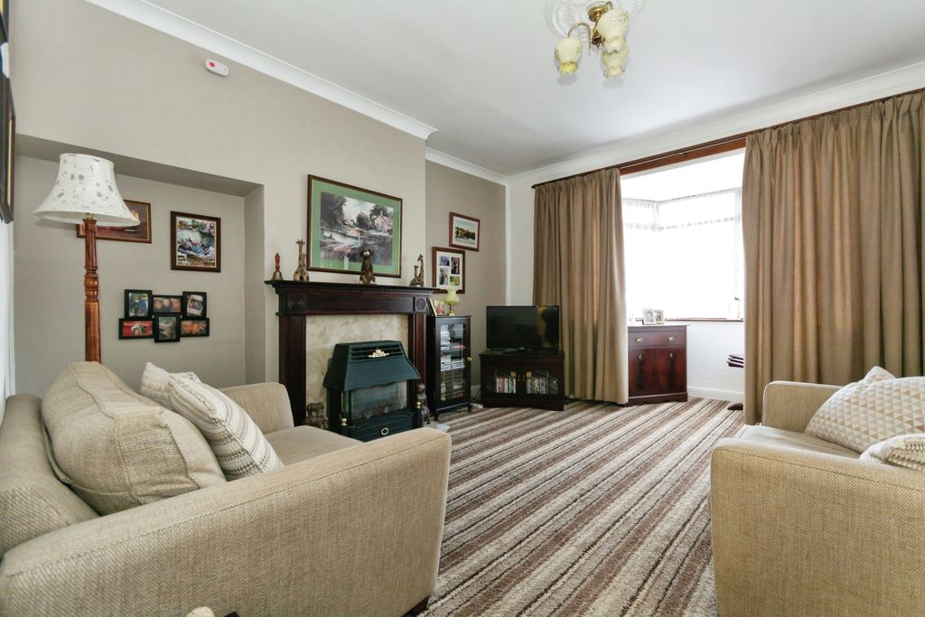 Property photo 2 of 17 Lounge