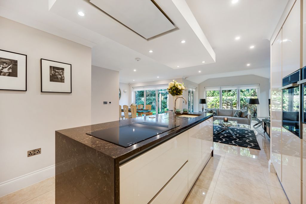 Property photo 2 of 26 Kitchen/Living/Diner