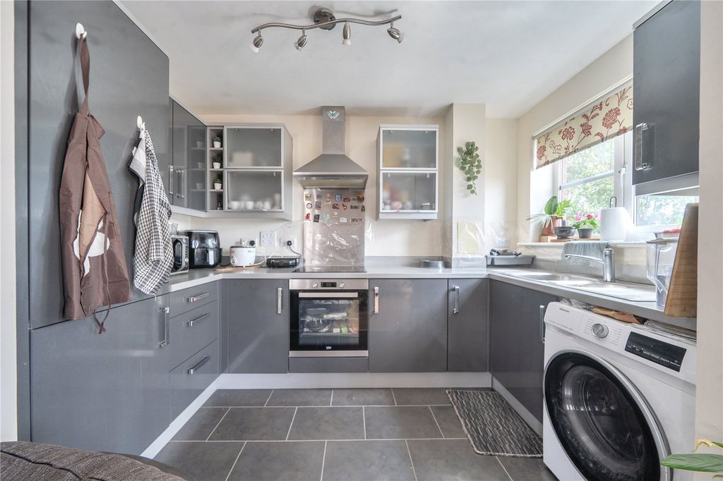 Property photo 3 of 18 Kitchen