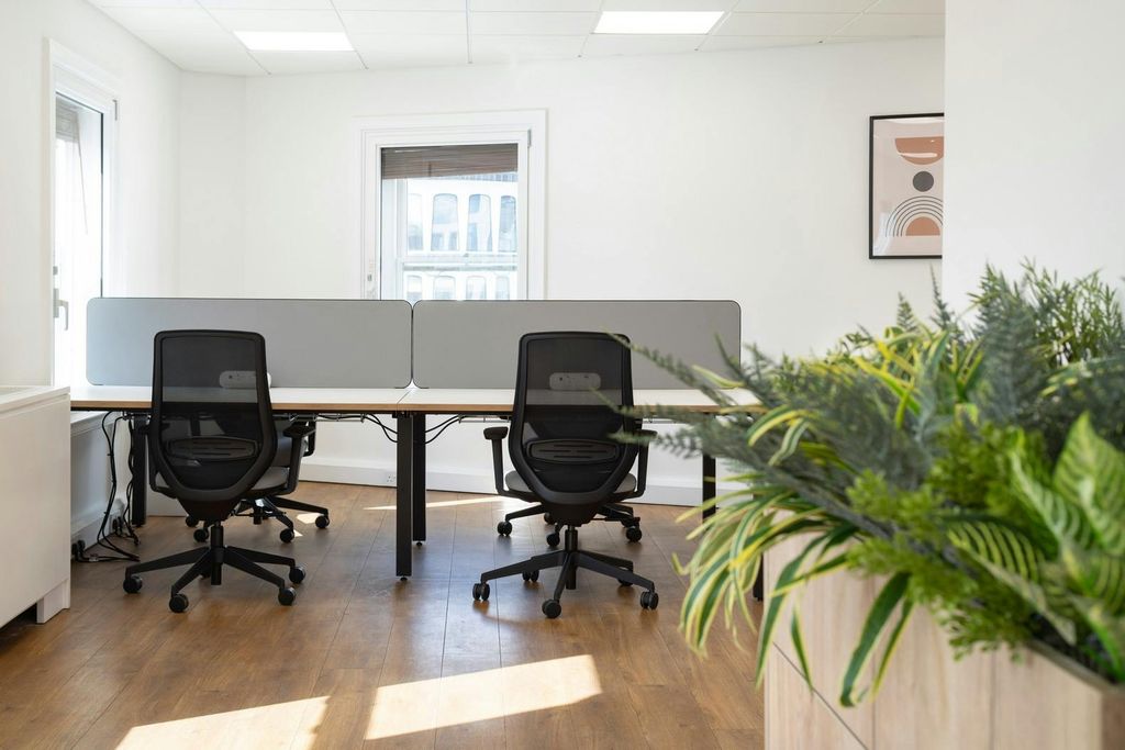 Property photo 1 of 17 Desking