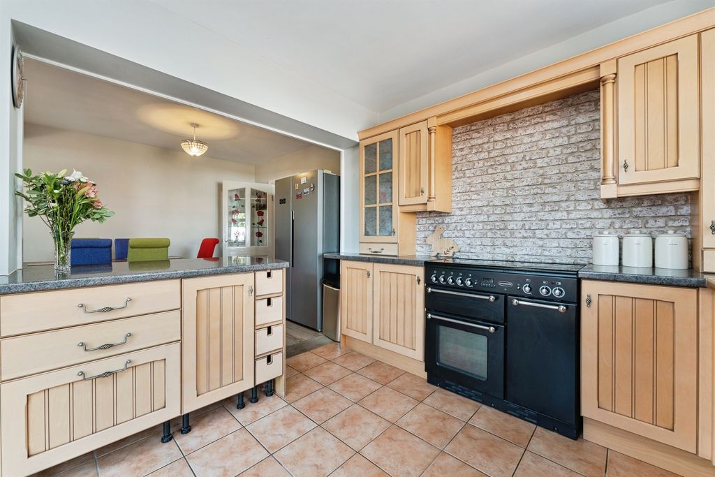 Property photo 2 of 32