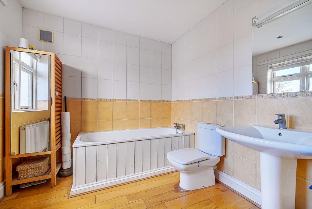 Property photo 2 of 10 Bathroom