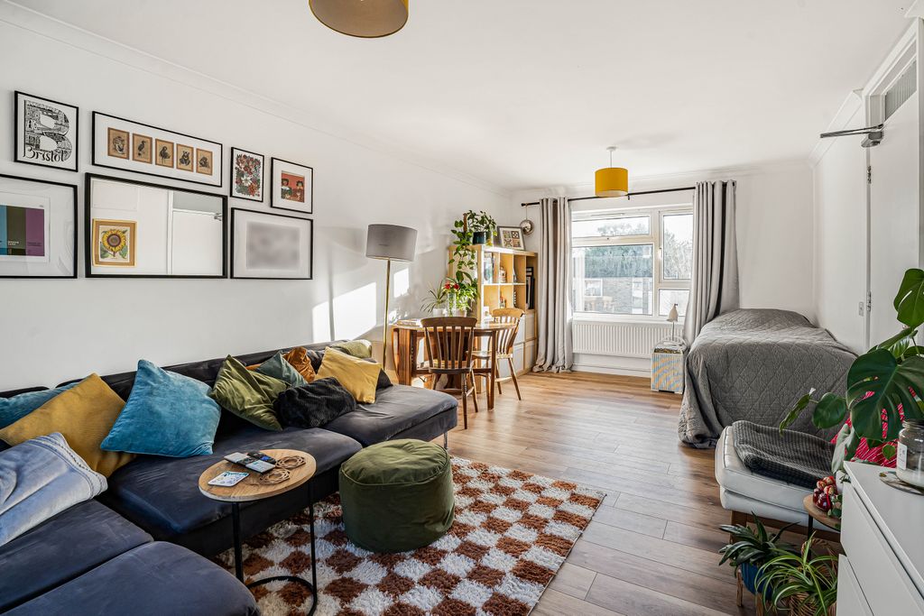 Property photo 2 of 10 Living Room