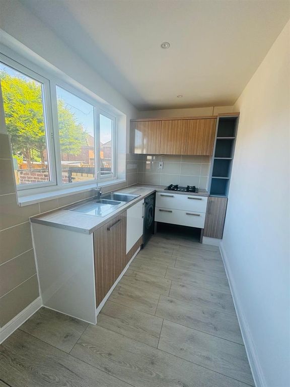 Property photo 3 of 11 Kitchen