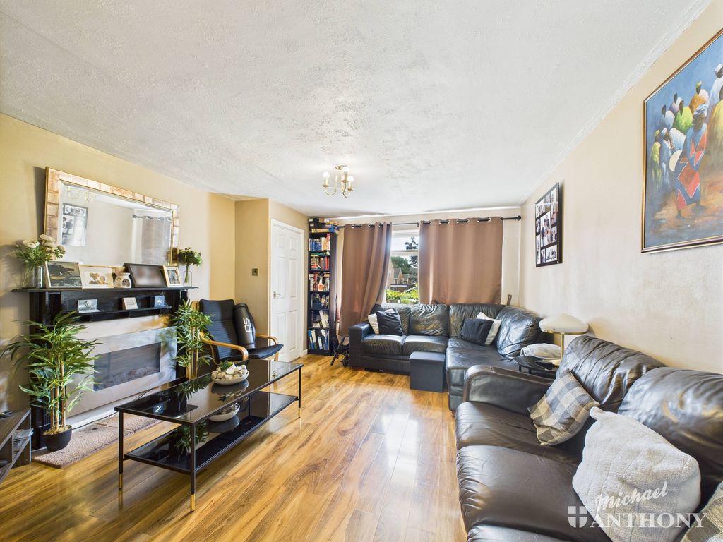 Property photo 2 of 10 Cam02773G0-Pr0325-Still004