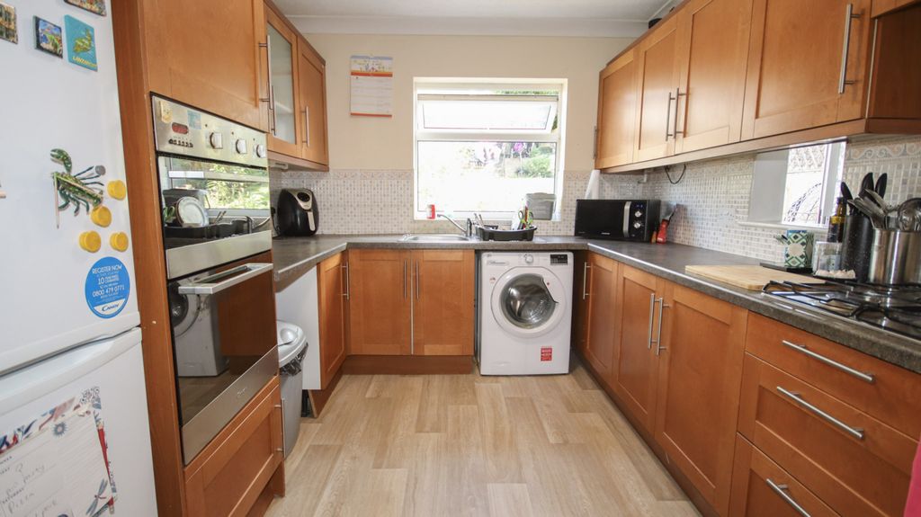 Property photo 2 of 10 Kitchen