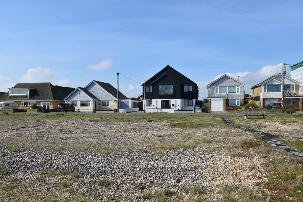 Property photo 1 of 36 234 The Parade Sunshine (17).Jpg