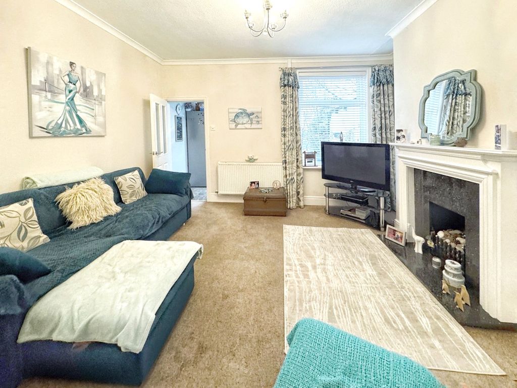 Property photo 3 of 16 Lounge