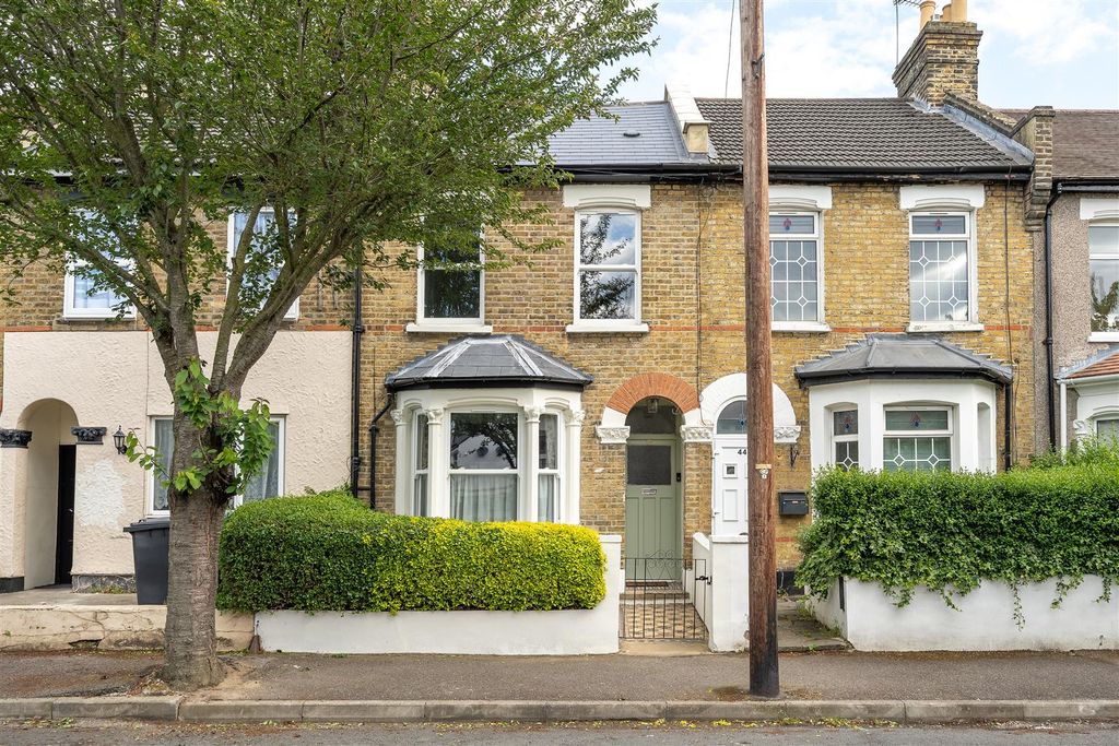 Property photo 1 of 43 Devonshire Close, E15