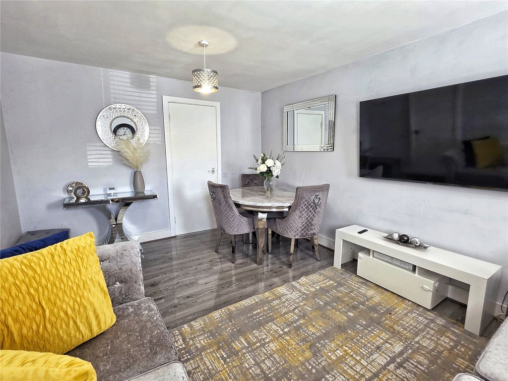 Property photo 3 of 11 Living Room