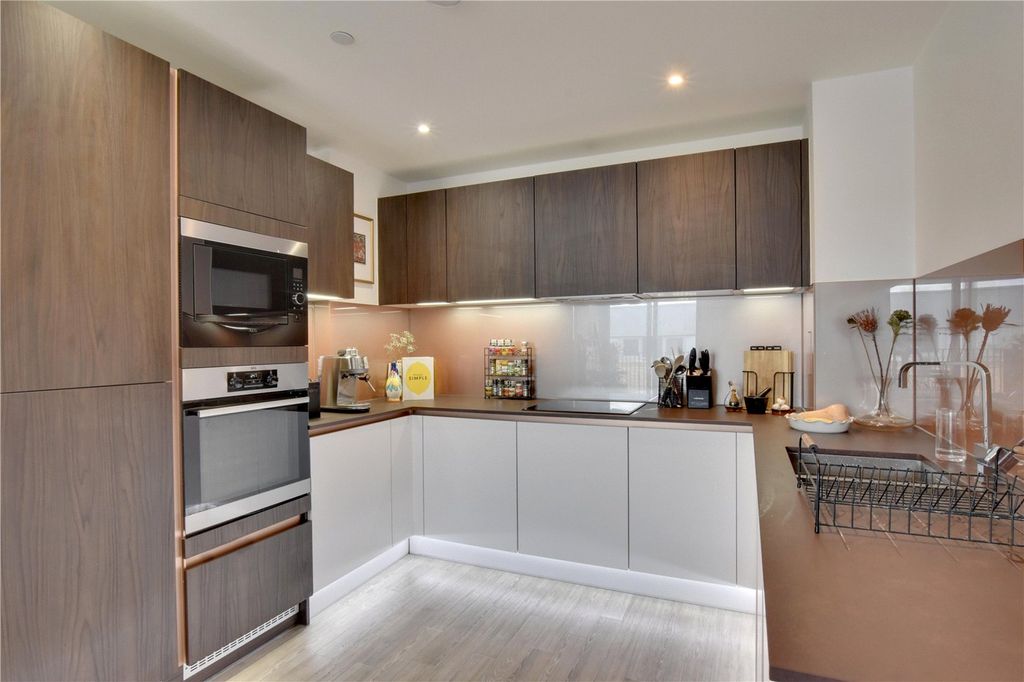 Property photo 3 of 19 Kitchen