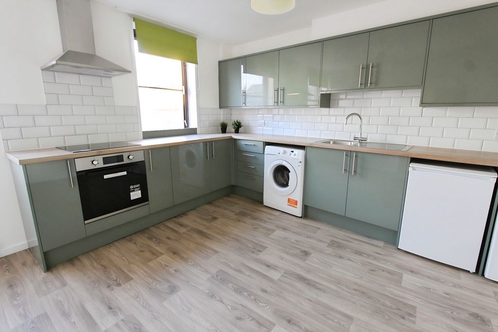 Property photo 1 of 10 Kitchen