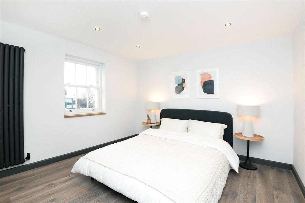 Property photo 2 of 9 Bedroom