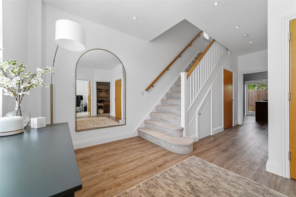 Property photo 3 of 15 Entrance Hall