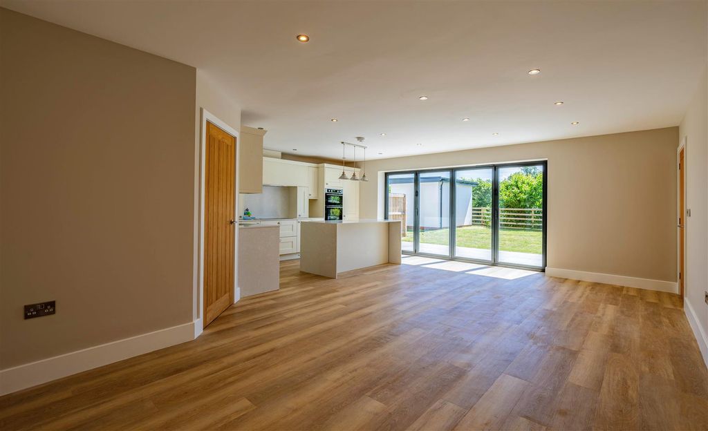 Property photo 3 of 25 1X8A1518-Hdr.Jpg