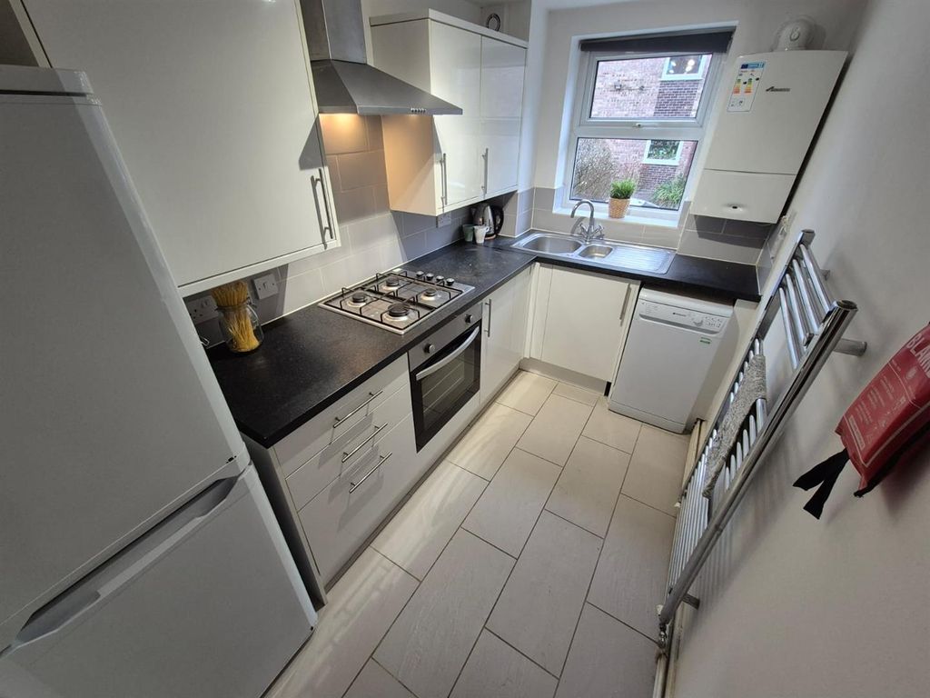 Property photo 3 of 12 Kitchen