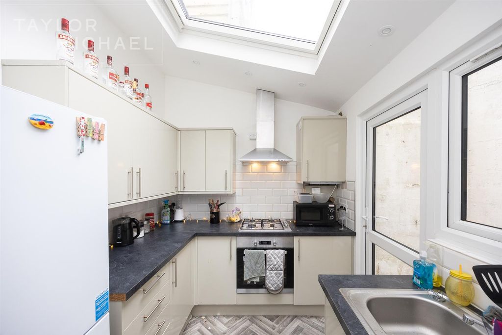 Property photo 3 of 12 Kitchen