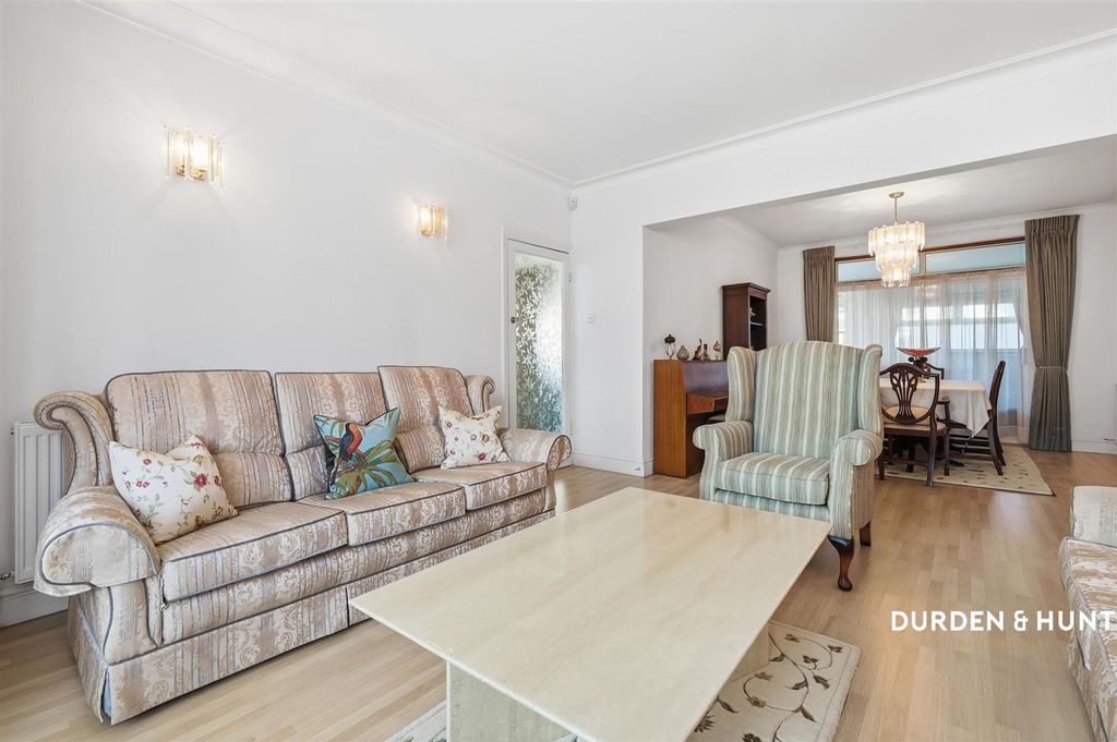 Property photo 2 of 25 Glenwood Gardens