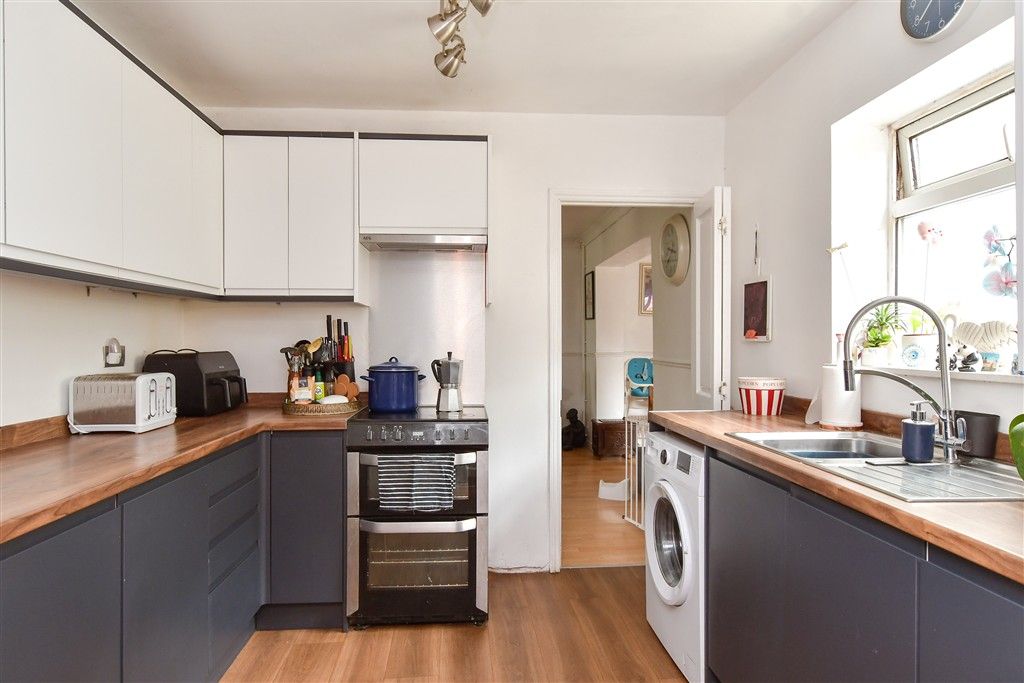 Property photo 3 of 10 Kitchen