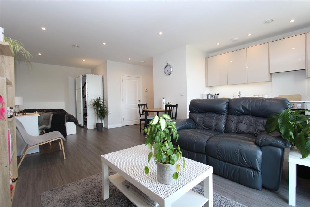 Property photo 2 of 8