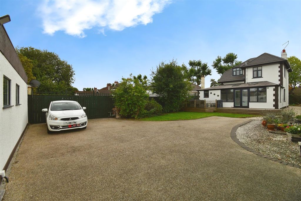 Property photo 3 of 21 Off-Street Parking