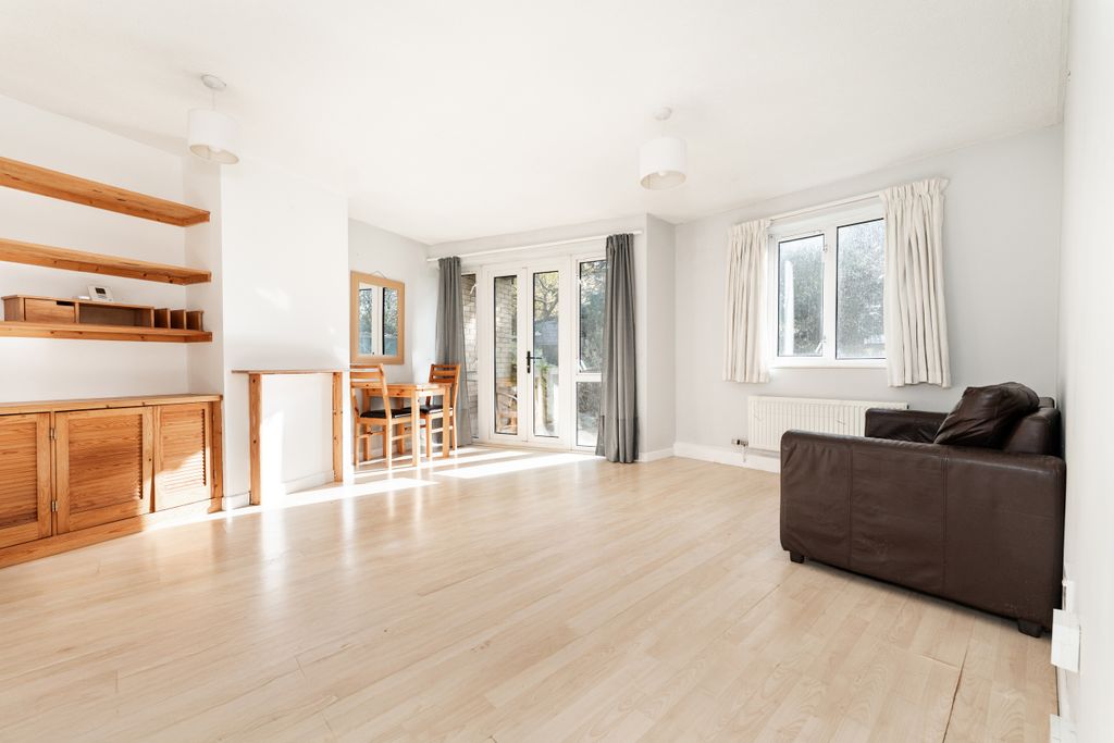 Property photo 3 of 9 Erasmus Close, Cambridge (3).Jpg