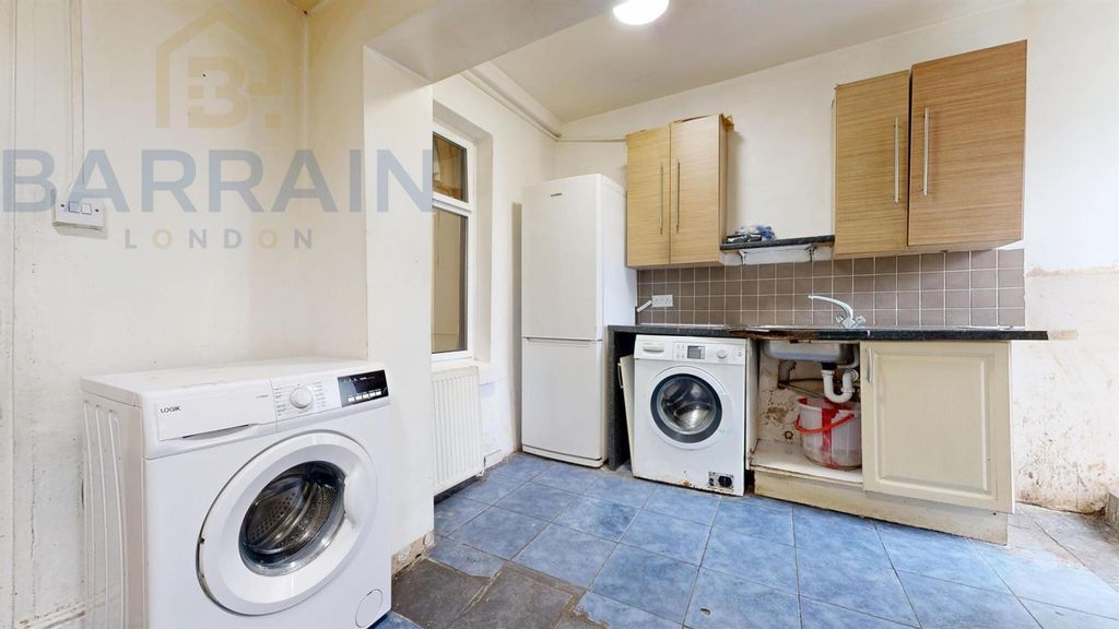 Property photo 3 of 9 House For Sale At Upton Park, E13, By Barrain London Estate Agents(Storage)