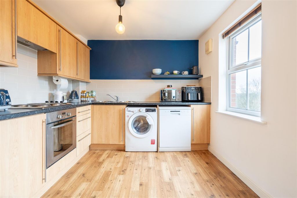 Property photo 3 of 6 Kitchen