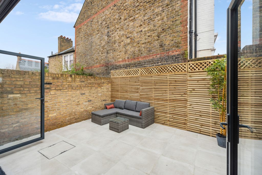 Property photo 3 of 11 Picture No. 14