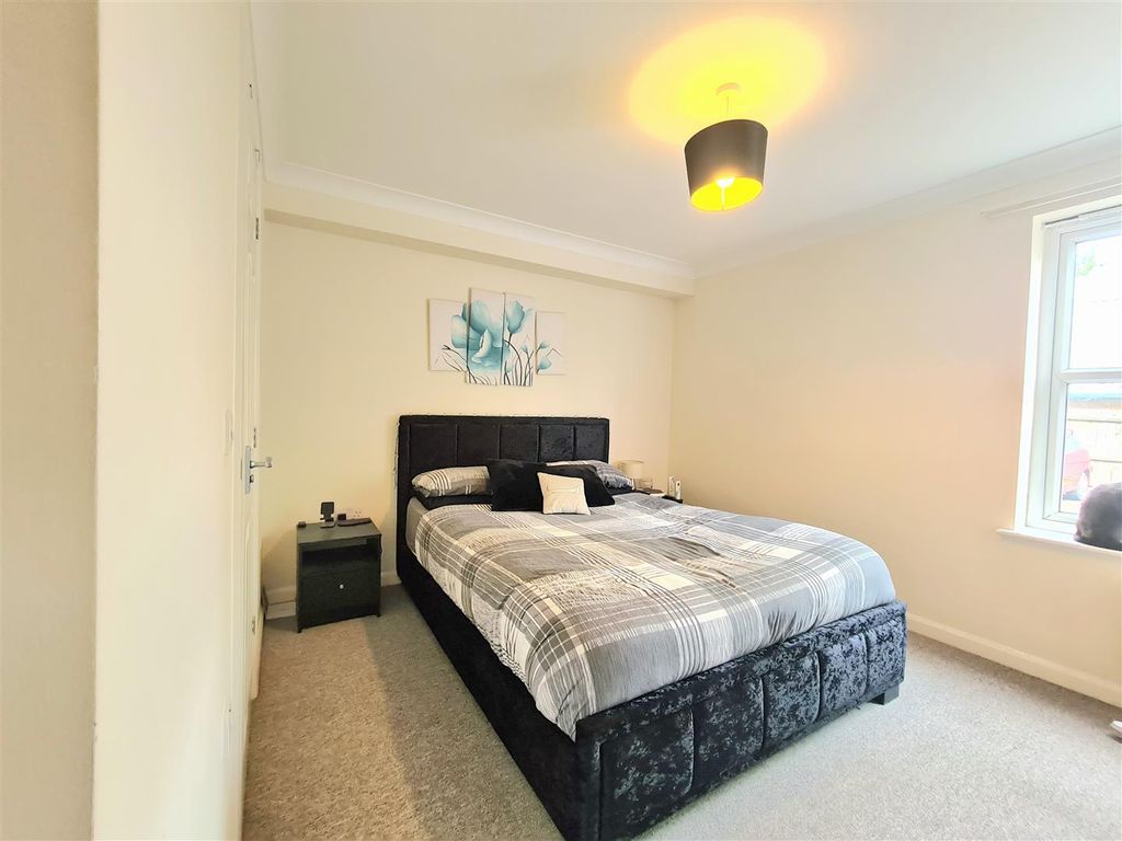 Property photo 2 of 7 Main Bedroom With Ensuite.Jpg