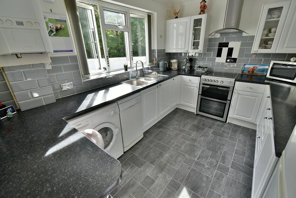 Property photo 3 of 18 Kitchen/Breakfast Room