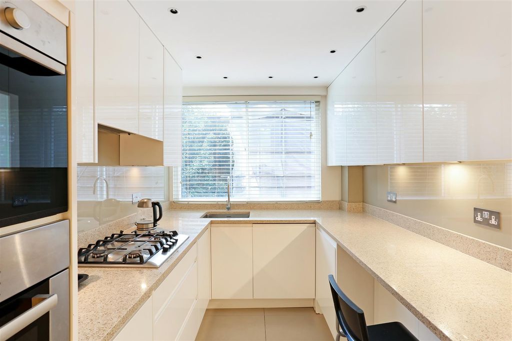 Property photo 2 of 7 Kitchen