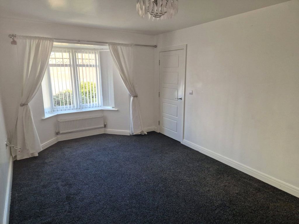 Property photo 3 of 17 Living Room